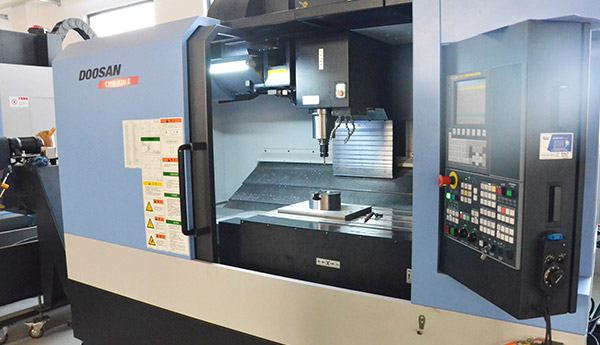 What should you pay attention to when using the built-in pneumatic chuck?