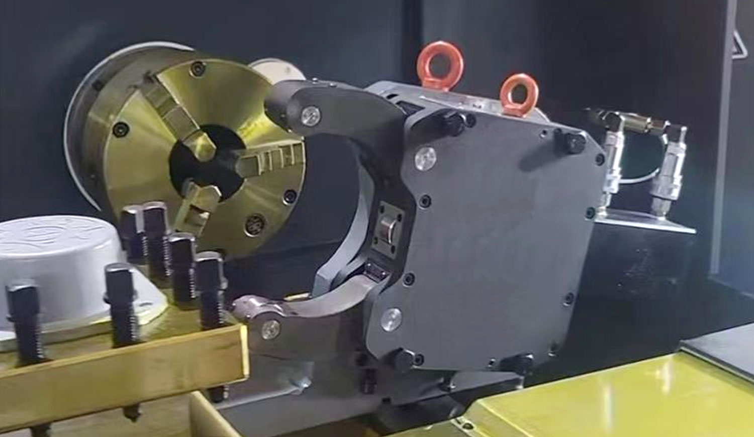 The adjustment of the Hydraulic Center Rest can be completed in just 2 steps The adjustment of the Hydraulic Center Rest can be completed in just 2 steps